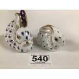 TWO ROYAL CROWN DERBY RABBITS, THE LARGEST 8CM