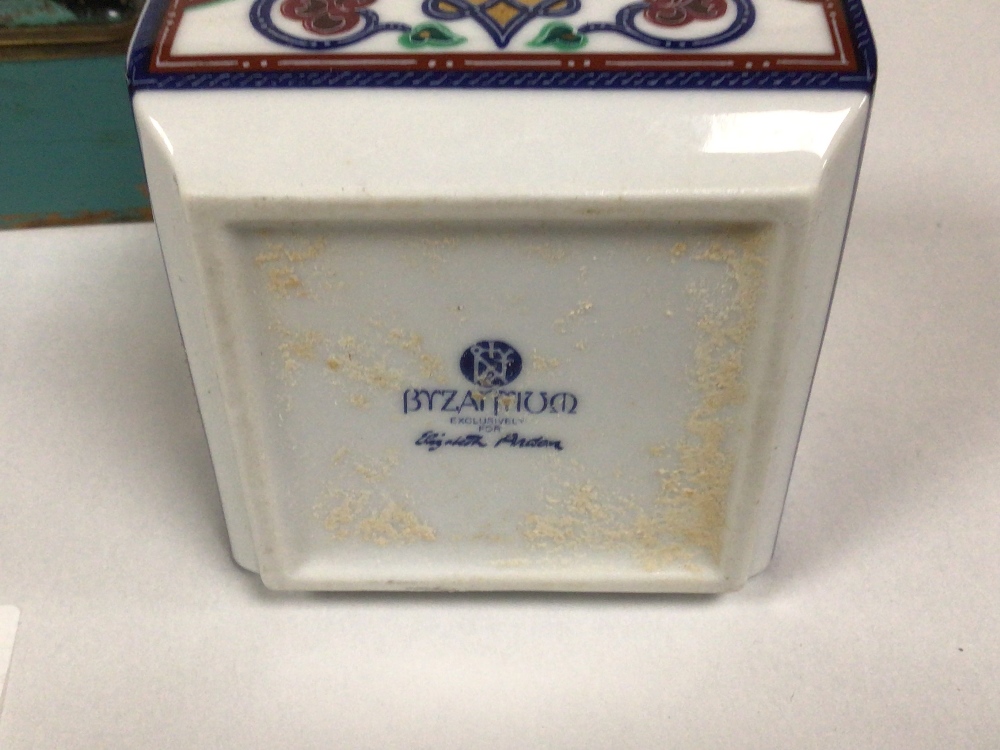 MIXED PIECES OF ORIENTAL ITEMS AND MORE, PORCELAIN, WOOD, AND METAL BOX - Image 4 of 4