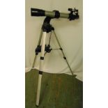 Meade DS-2000 reflecting and retracting telescope on tripod to include lenses