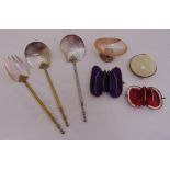 A quantity of Mother of Pearl collectables to include spoons and purses (7)