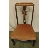 An Edwardian upholstered nursing chair with satinwood stringing, on four scroll legs