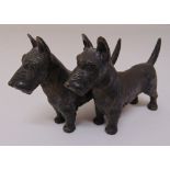 A bronze figurine of two dogs, 8 x 13cm
