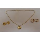 A quantity of 14ct yellow gold jewellery to include a brooch, a pair of earrings, a pendant and a