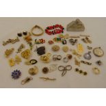 A quantity of costume jewellery to include brooches, rings and bracelets
