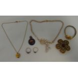 A quantity of costume jewellery to include two rings, a brooch and two necklaces