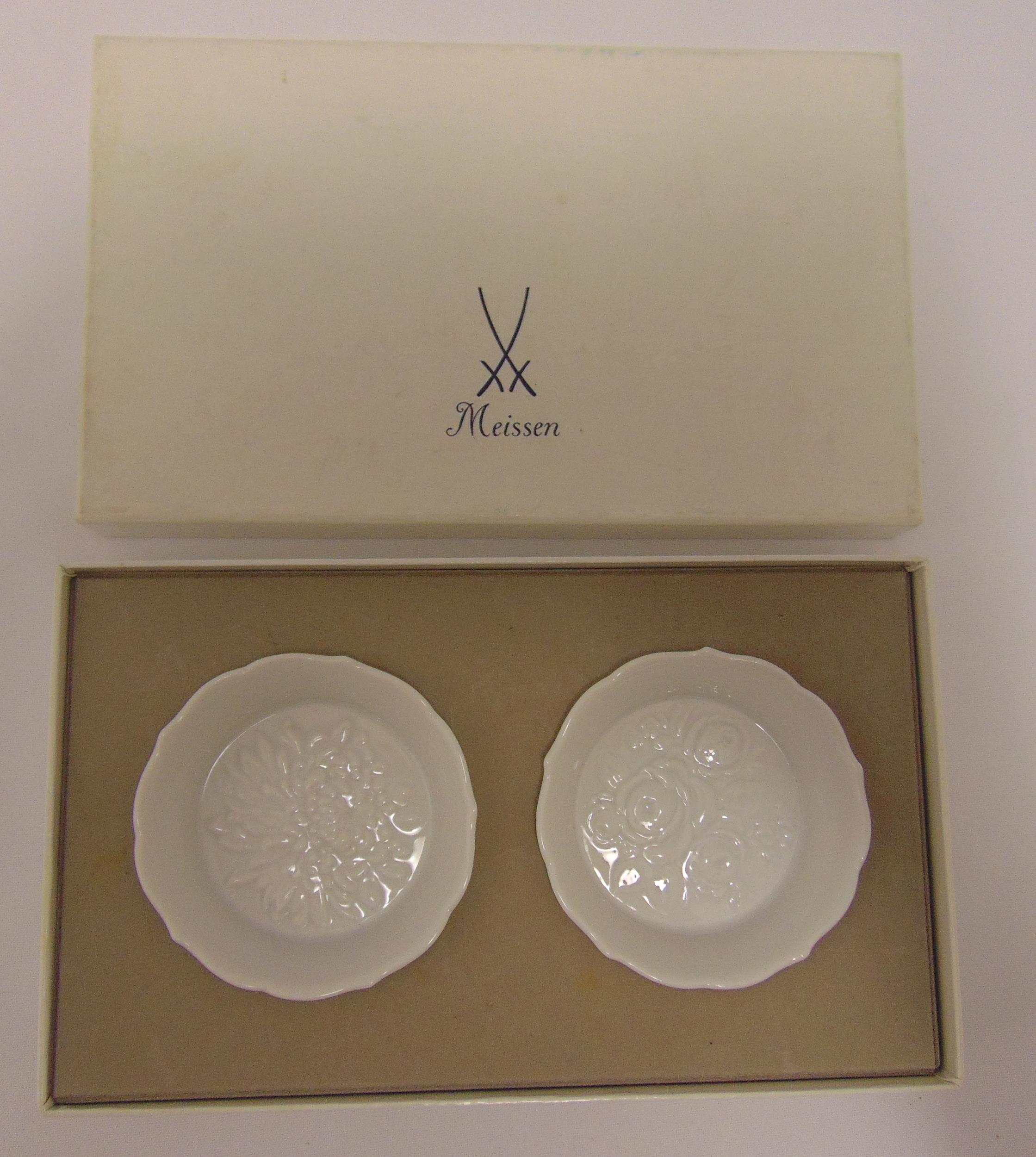 A pair of Meissen bonbon dishes in original packaging with COA, 8cm (d)