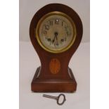An Edwardian mahogany chiming mantle clock with silvered dial and Arabic numerals to include key,