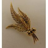 9ct yellow gold leaf brooch, approx total weight 2.9g