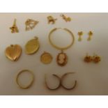 A quantity of 9ct gold jewellery to include earrings, charms, lockets and a ring, approx total