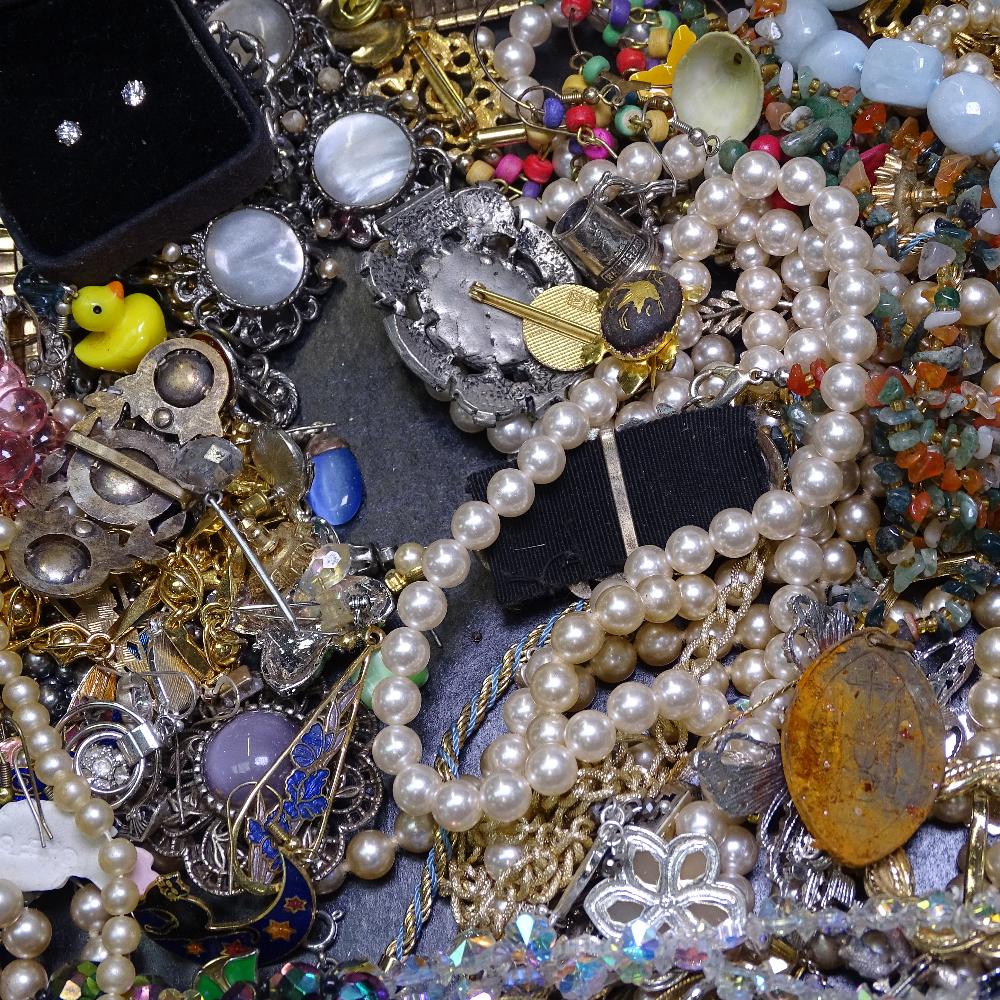 A tray of mixed costume jewellery, to include stone set brooches, Wedgwood and cameo brooches, pearl - Image 2 of 2