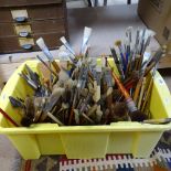 A large quantity of artist's paint brushes, spatulas and equipment etc (boxful)