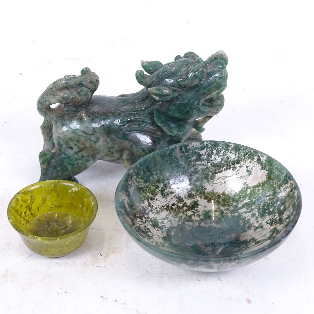 A Chinese miniature carved and polished jadeite temple dog, a moss agate bowl, and another (3) - Image 2 of 2