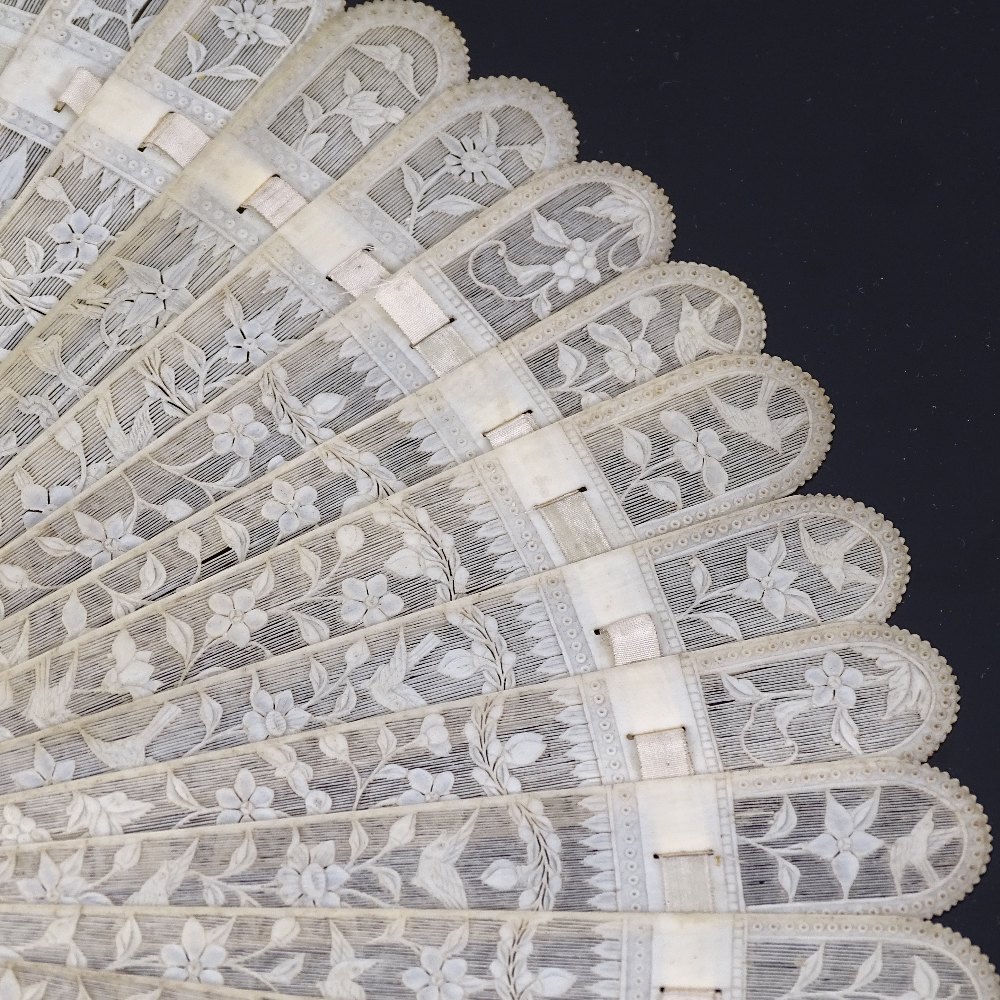 A 19th century Chinese finely carved and pierced ivory brise fan, length 17.5cm - Image 2 of 2