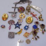 A tray of stone set and other costume jewellery, brooches, pendants, a pewter tortoise brooch by