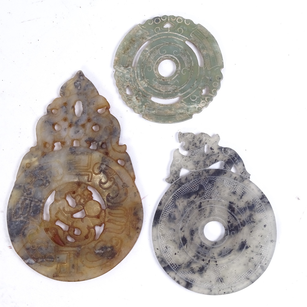 9 Chinese carved and pierced jade/jadeite Archaic style bi discs and amulets, largest length 16cm ( - Image 2 of 2