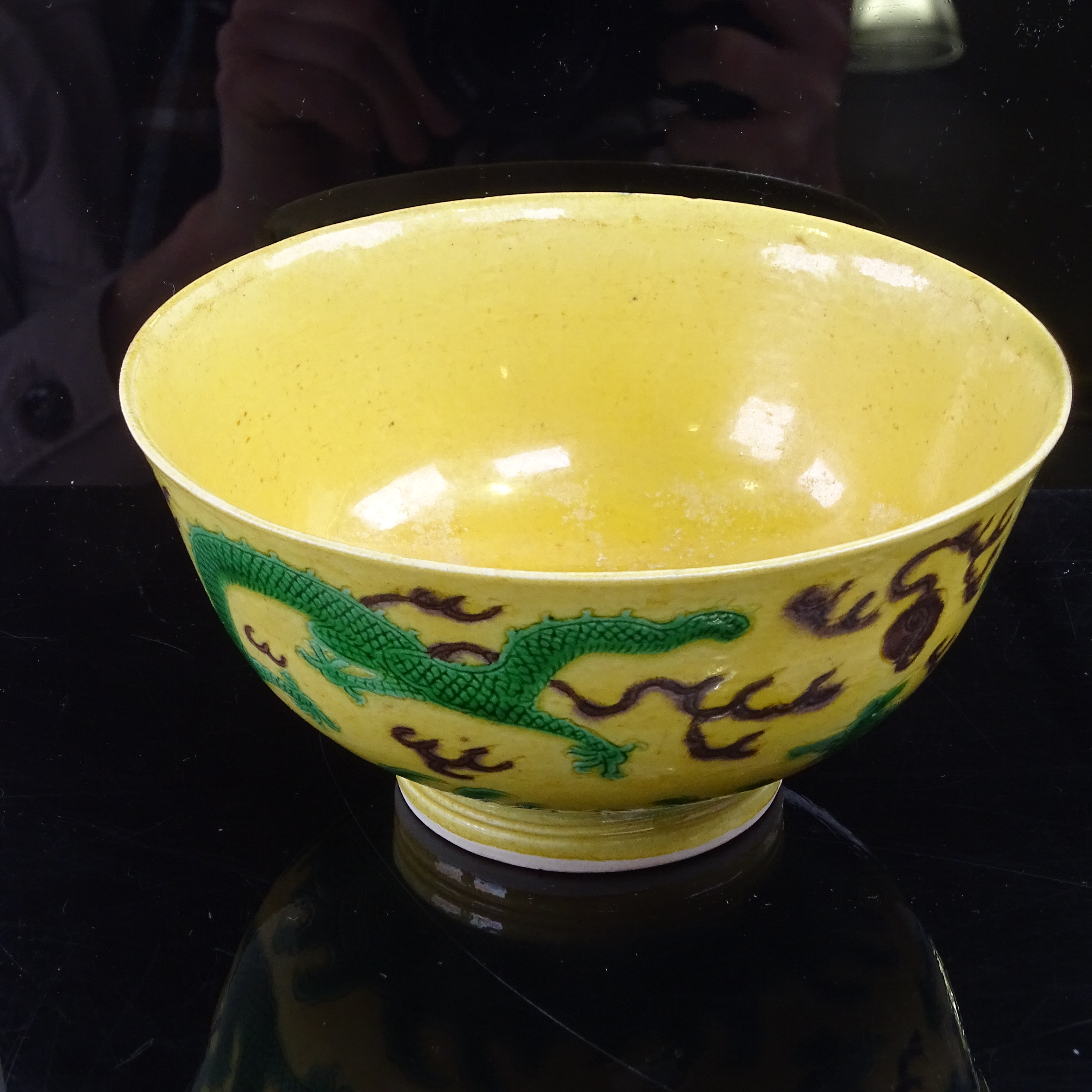 A Chinese yellow-ground Dragon bowl, depicting dragons chasing a flaming pearl, 6 character Kangxi - Image 2 of 3