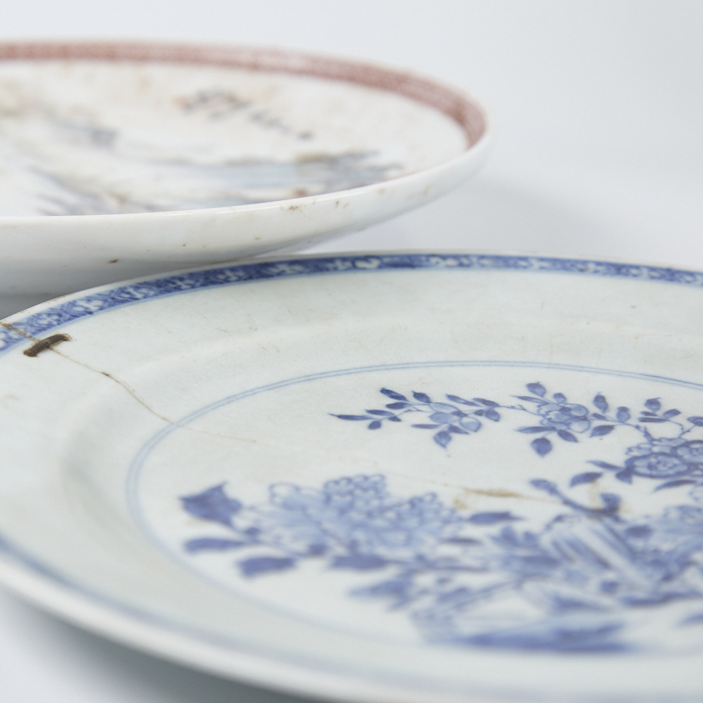 A Chinese porcelain plate with painted mountain scene, diameter 24cm, and a blue and white porcelain - Image 3 of 3