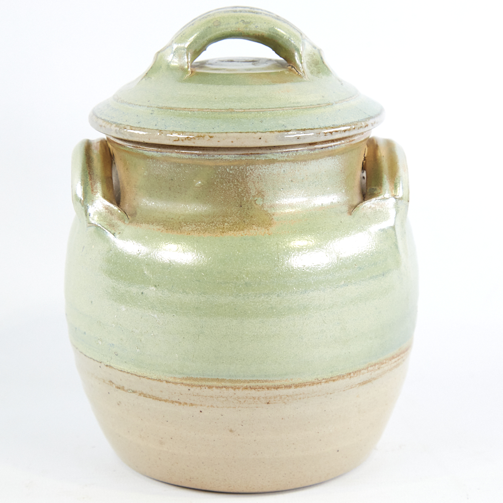 RAY FINCH (1914-2012) FOR WINCHCOMBE POTTERY, a studio pottery storage jar with iridescent green - Image 2 of 5