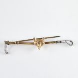 A late 19th/early 20th century unmarked gold foxhunting bar brooch, modelled as a riding crop with