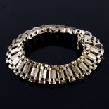 A late 20th century 9ct gold gate link bracelet, bracelet length 18cm, 24.5g Good overall condition,