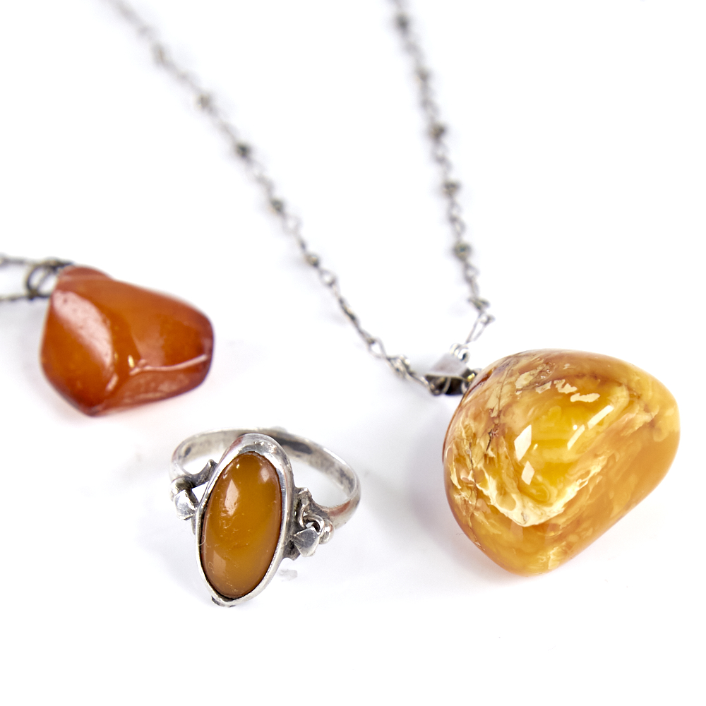 Various Baltic amber jewellery, including brooch, pendant necklace, ring etc, ring size N, 27.8g - Image 4 of 6