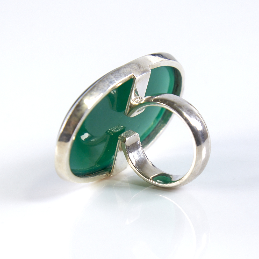 A large modern handmade sterling silver and green agate ring, setting height 52.6mm, size P, 29.5g - Image 3 of 5