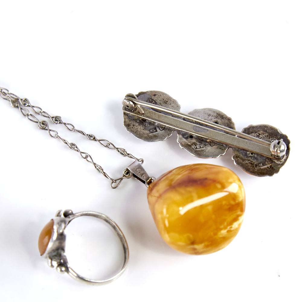 Various Baltic amber jewellery, including brooch, pendant necklace, ring etc, ring size N, 27.8g - Image 5 of 6