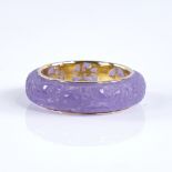 A modern Chinese 14ct gold lavender jade band ring, allover engraved decoration, band width 6.6mm,