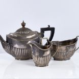 A Victorian silver 3-piece tea set, comprising teapot, 2-handled sugar bowl, and cream jug, oval-