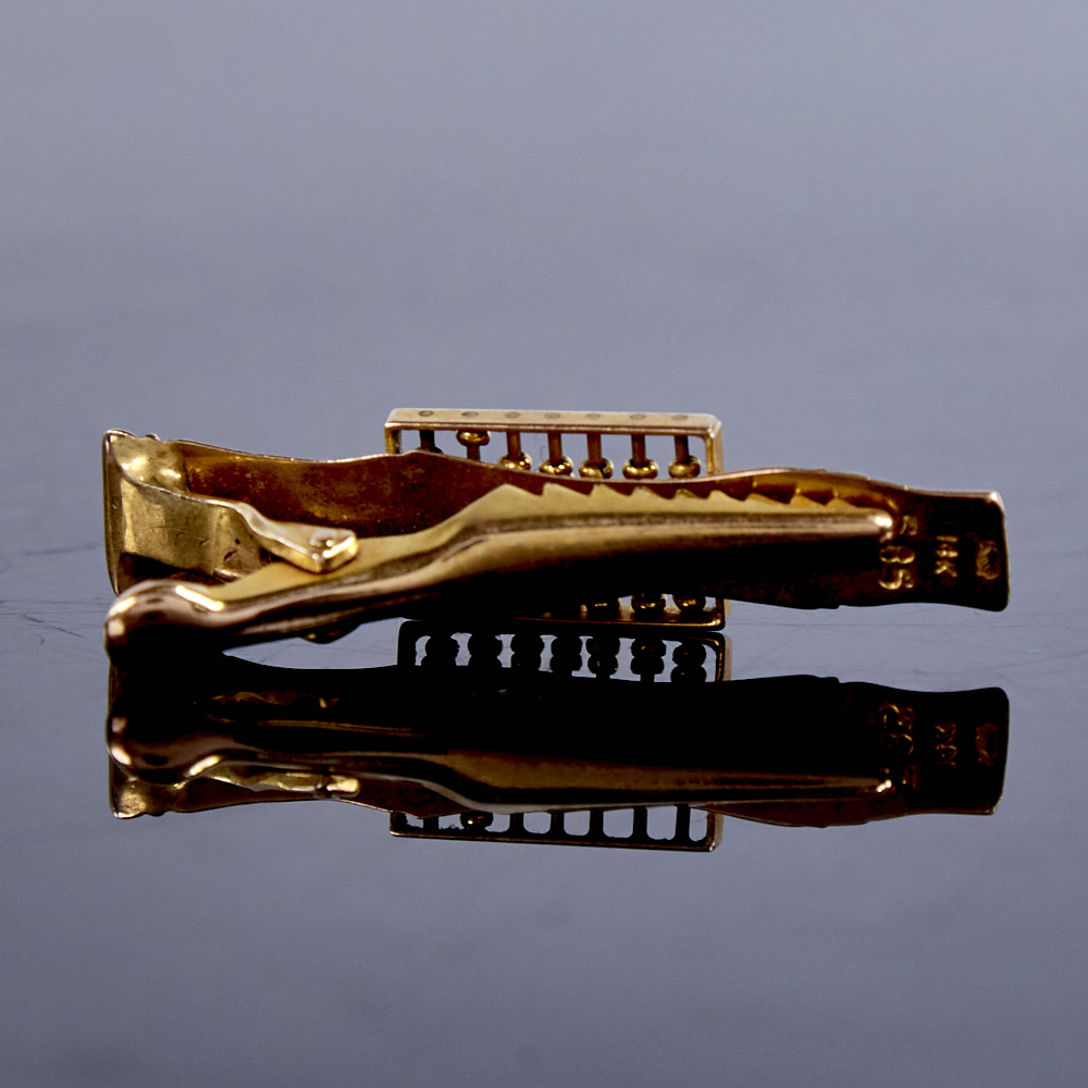A late 20th century Chinese 14ct gold abacus tie clip, with engraved bamboo design background, - Image 3 of 5