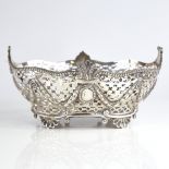 A Victorian silver sweetmeat basket, bead-edge border with acanthus leaf decoration, pierced noughts