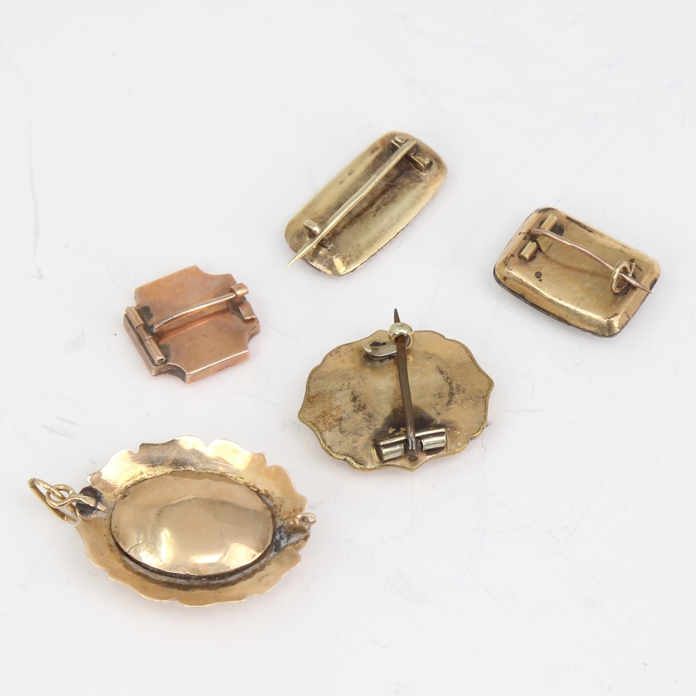 5 pieces of Antique mourning jewellery, comprising 4 brooches and 1 pendant, all with woven and - Image 3 of 5