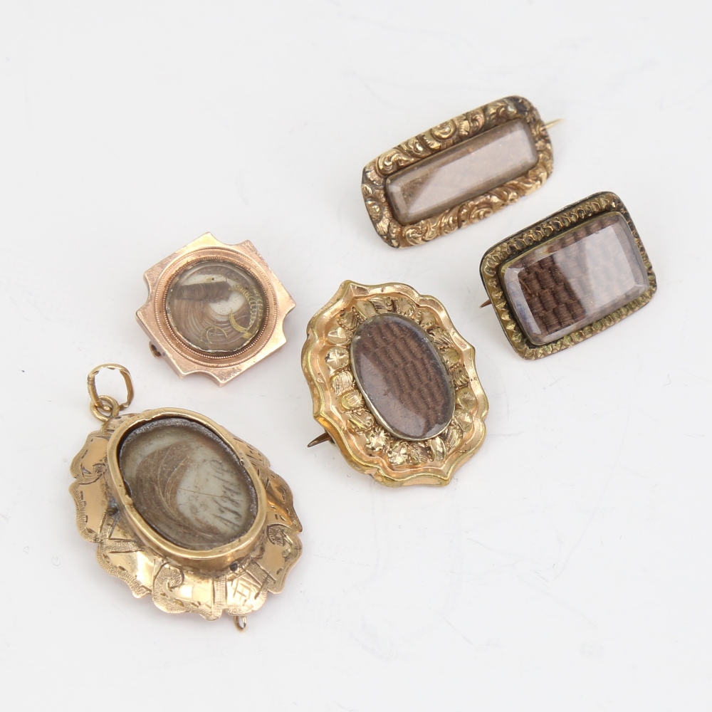 5 pieces of Antique mourning jewellery, comprising 4 brooches and 1 pendant, all with woven and - Image 2 of 5