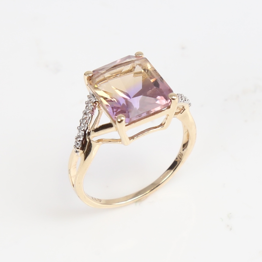 A modern 9ct gold ametrine and CZ dress ring, ametrine length 11mm, size L, 2.5g No damage or - Image 4 of 5