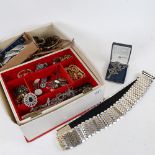Various costume jewellery, including bracelets, brooches etc (boxful)