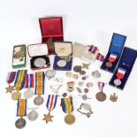 Various commemorative medals, badges, brooches, and various First World War Service medals (boxful)