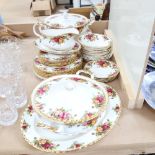 Royal Albert Old Country Roses dinner service, including 2 vegetable tureens