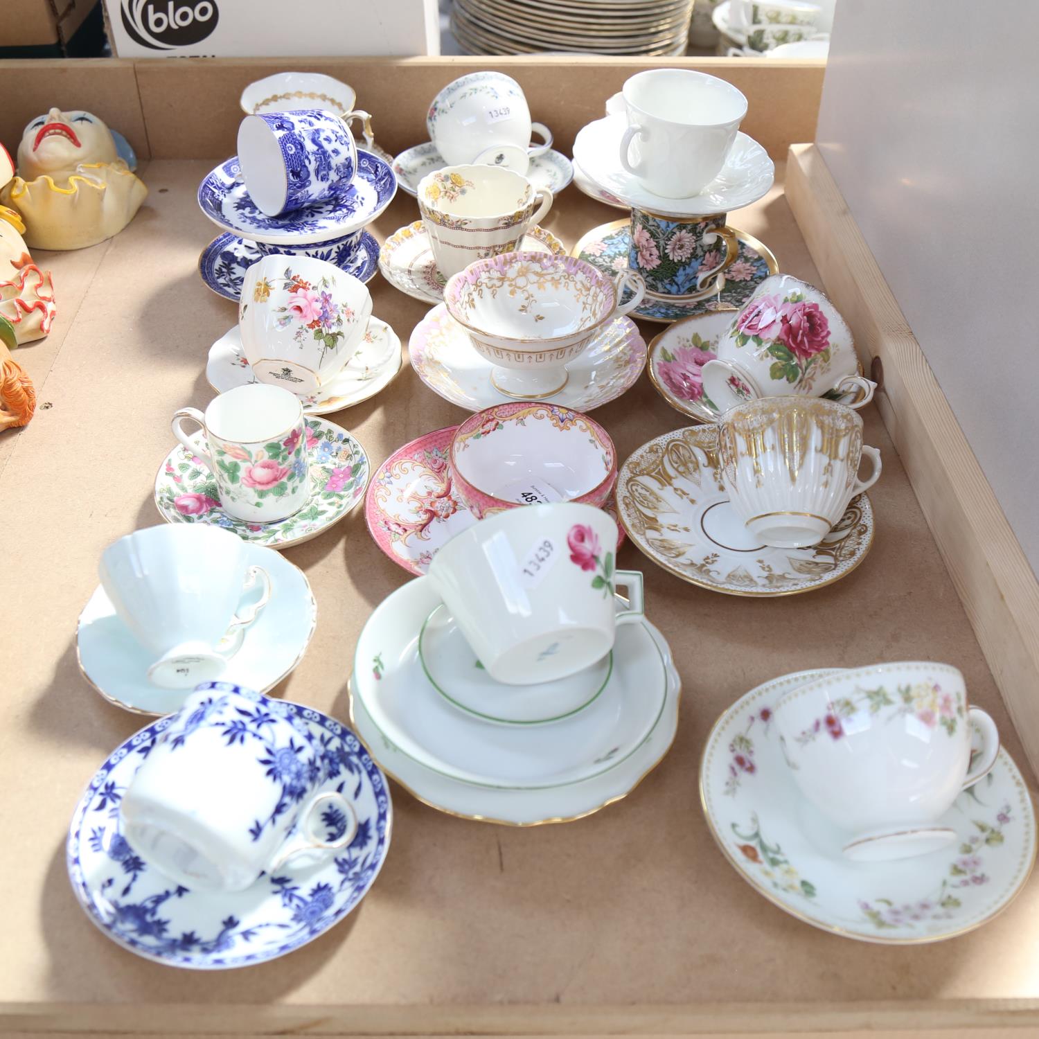 A group of 19th and 20th century cabinet cups and saucers (18)