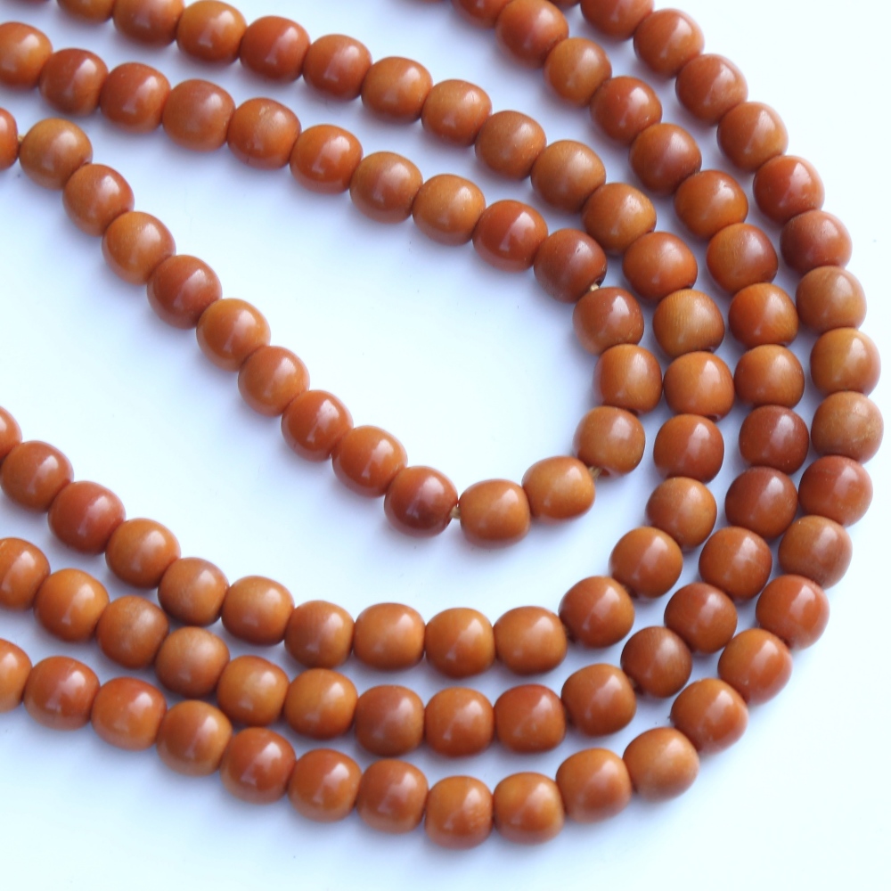 A string of honey coloured natural horn beads, possibly rhino horn - Image 18 of 20