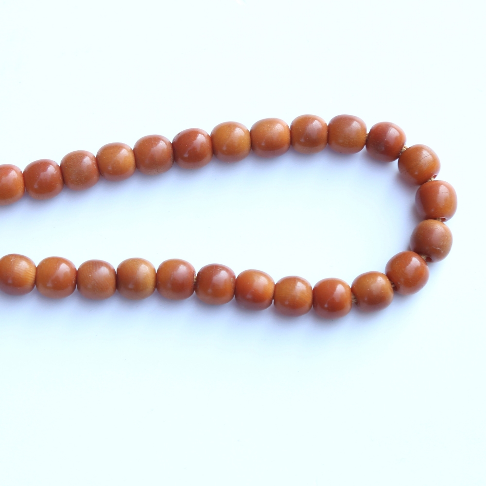 A string of honey coloured natural horn beads, possibly rhino horn - Image 20 of 20