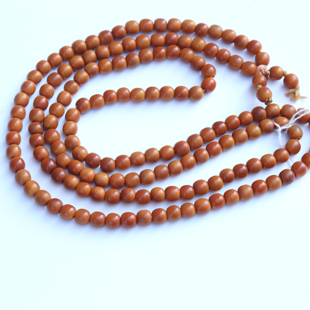 A string of honey coloured natural horn beads, possibly rhino horn - Image 16 of 20