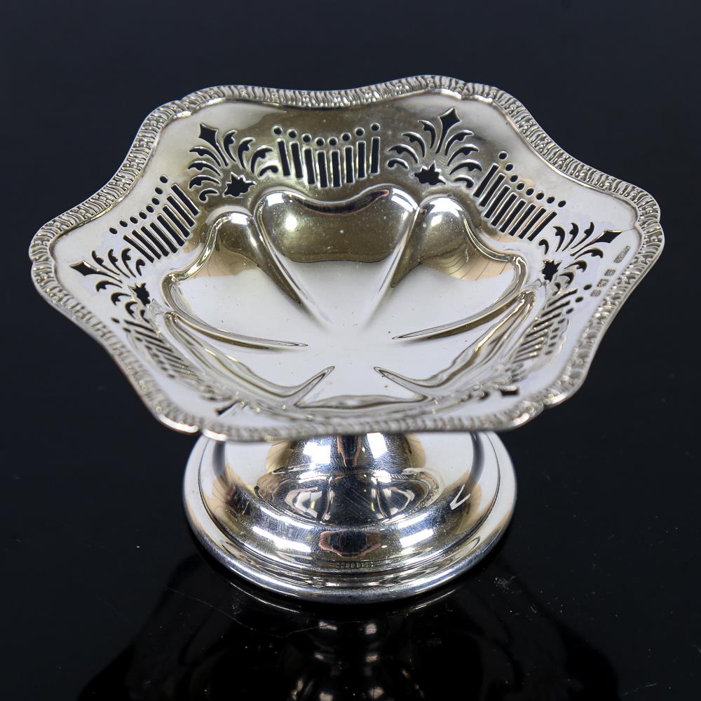 An Edwardian silver pedestal bon bon dish, gadrooned rim with pierced border, by Charles - Image 2 of 5