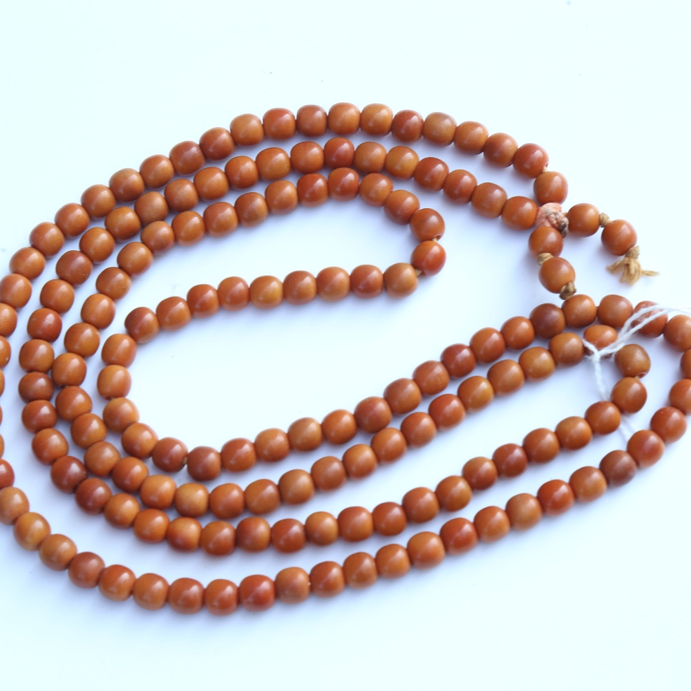A string of honey coloured natural horn beads, possibly rhino horn - Image 14 of 20