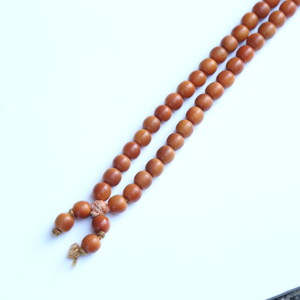 A string of honey coloured natural horn beads, possibly rhino horn - Image 19 of 20