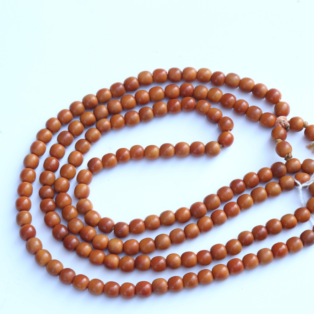 A string of honey coloured natural horn beads, possibly rhino horn - Image 12 of 20