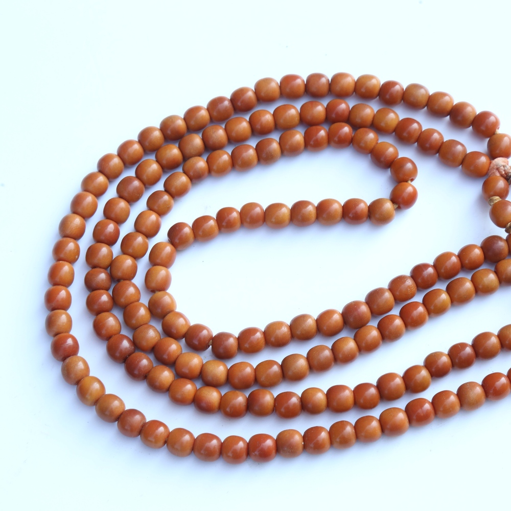 A string of honey coloured natural horn beads, possibly rhino horn - Image 13 of 20