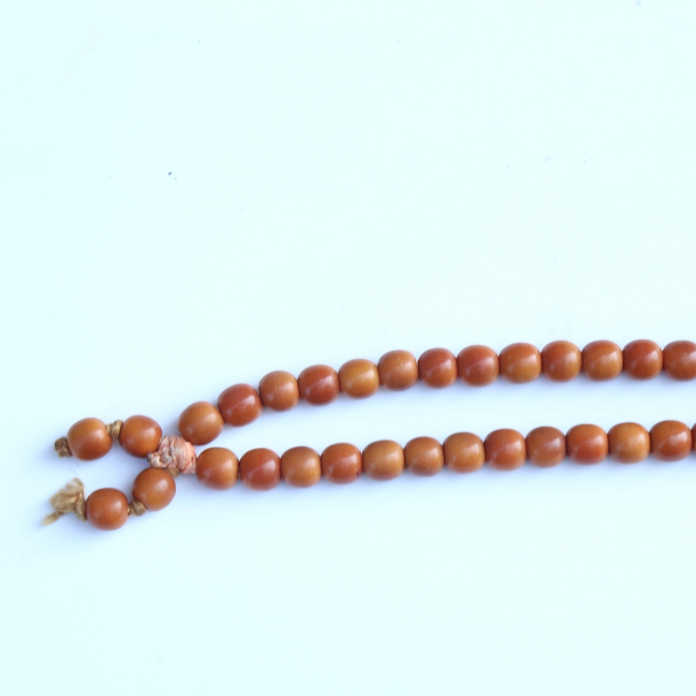 A string of honey coloured natural horn beads, possibly rhino horn - Image 7 of 20