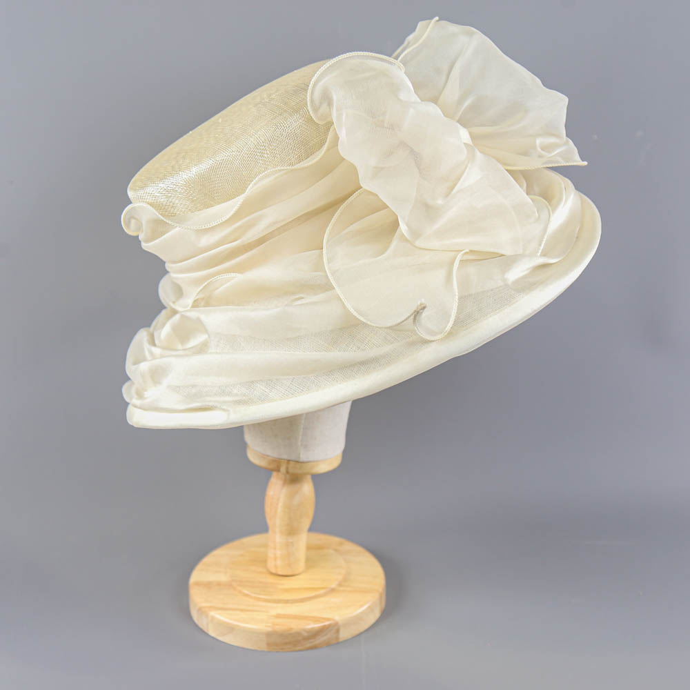 Ivory large brim occasion hat, with bow detail, no maker's label, internal circumference 55cm, - Image 2 of 7