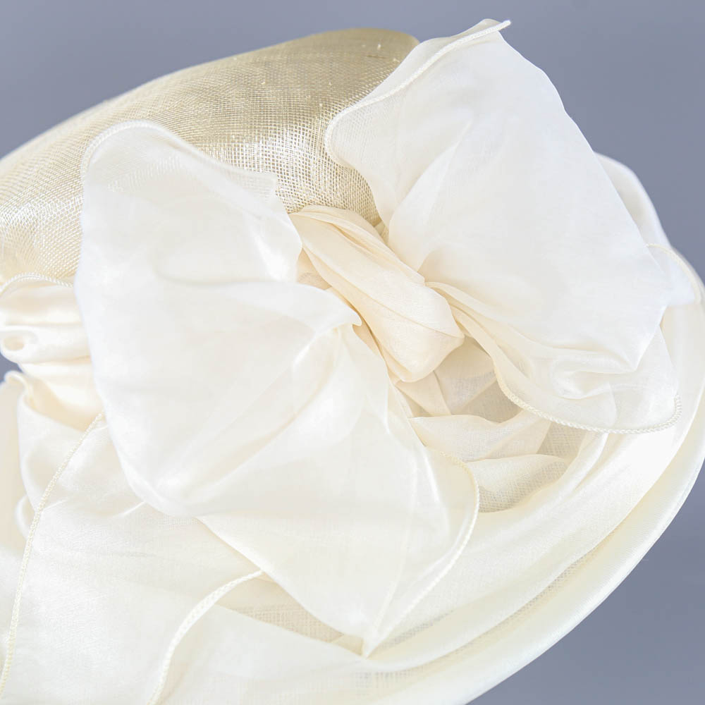 Ivory large brim occasion hat, with bow detail, no maker's label, internal circumference 55cm, - Image 4 of 7