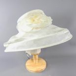 SUZANNE BENTTLEY LONDON - Light ivory organza occasion hat, with flower detail, internal